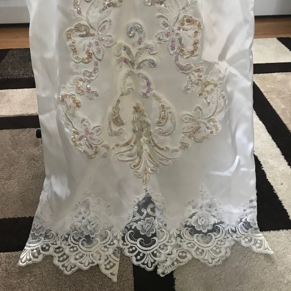 Custom detailed Ivory wedding gown with sequins - Picture 3 of 8